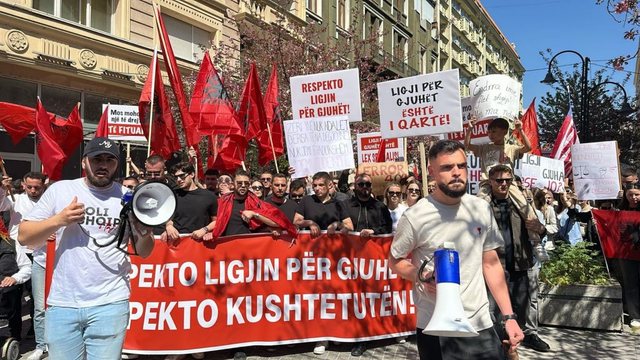 “Ligji në letër, diskriminim në praktikë” – Protestë për gjuhën shqipe në Maqedoninë e Veriut, studentët mbushin sheshin e Shkupit