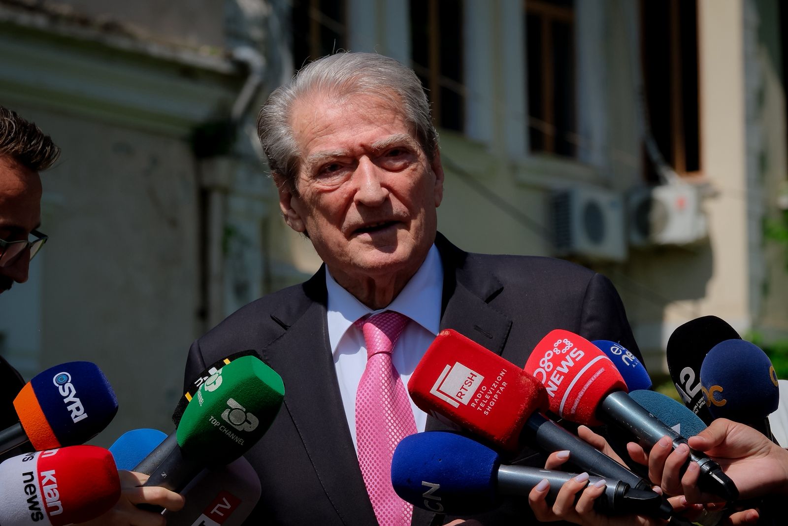 “Stisi Diellën për t’u maskuar, AKSHI gropa e zezë”/ Berisha: Mbrojti Lindën sepse fshihej…Ramën do e dërgojmë në gjykatë për mashtrim publik
