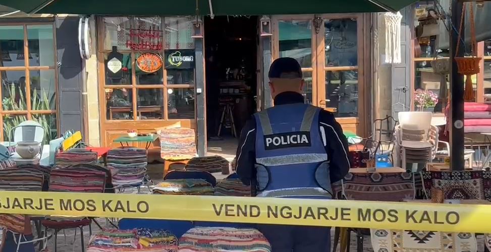 Plagosja në Korçë/ Si nisi konflikti që degradoi në përdorimin e thikës, tavolinat në ambientet e jashtme të lokalit ‘përplasi’ dy pronarët