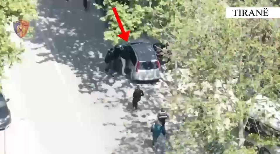 VIDEO-EMRI/ Aksion kundër trafikut të armëve! Kapet 48-vjeçari në Tiranë, momenti kur ‘rrethohet’ nga policët