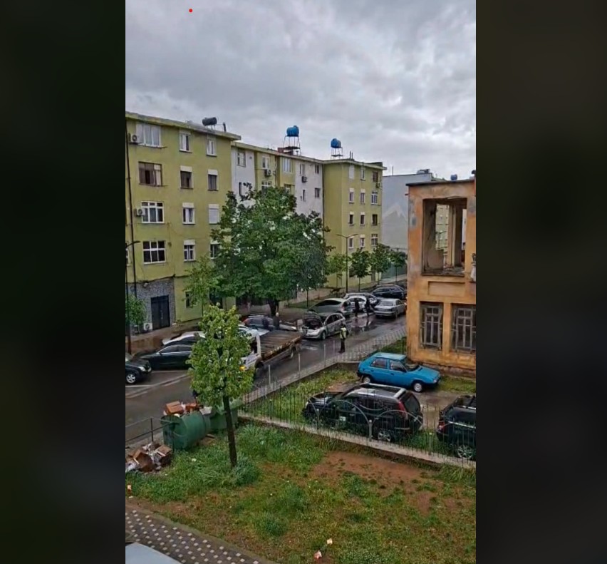 Digjet makina e parkuar në Kukës, e pësojnë dhe dy mjete ngjitur. Çfarë thotë policia