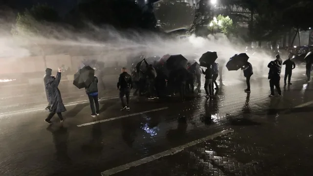 Molotovë nga protestuesit e PD-së, policia kundërpërgjigjet me ujë, preket edhe Berisha