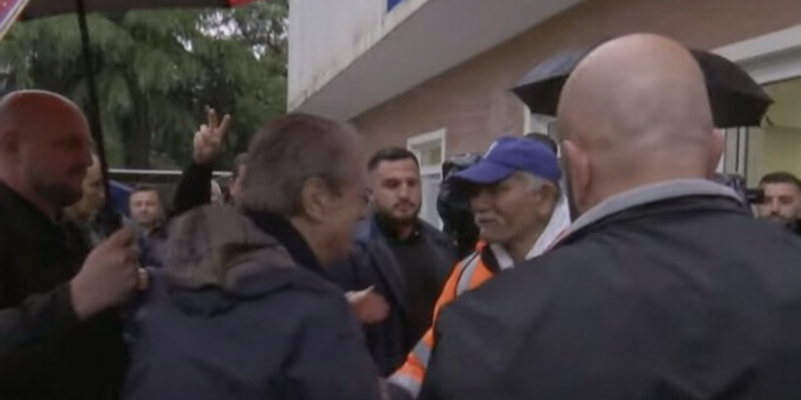 Pak para nisjes së protestës, Berisha mbërrin në seli, pritet me ovacione nga mbështetësit e opozitës