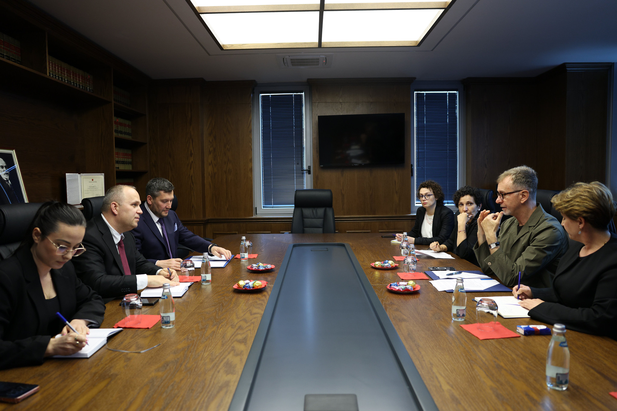 Ambasada e BE-së zbardh takimin e Gonzatos me kreun e GJKKO-së, fokusi te standardet në drejtësi