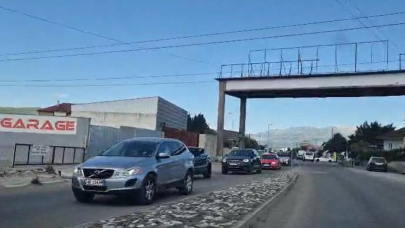 Trafik kilometrik në Elbasan/ Fluks mjetesh që kthehen nga juglindja