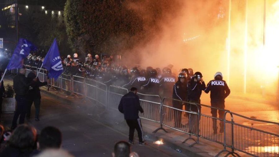 Tiranë në gatishmëri/ PD proteston, policia zbret në terren 1500 efektivë