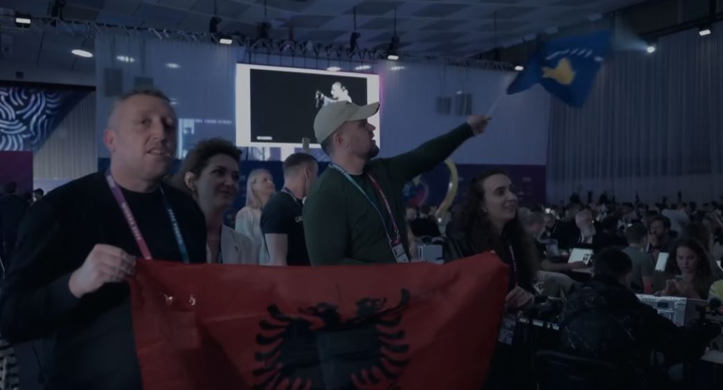 “Nuk lejohet!”/ Alis këndonte “Nân”, delegacionin serb në Eurovizion e shqetëson flamuri i Kosovës! Reagimi i shqiptarëve (VIDEO)