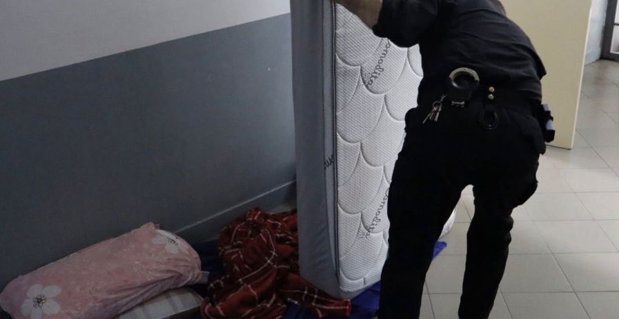 “Zbarkojnë” forcat e kontrollit në burgjet e Fierit, Vlorës dhe Peqinit, kapen sende të ndaluara