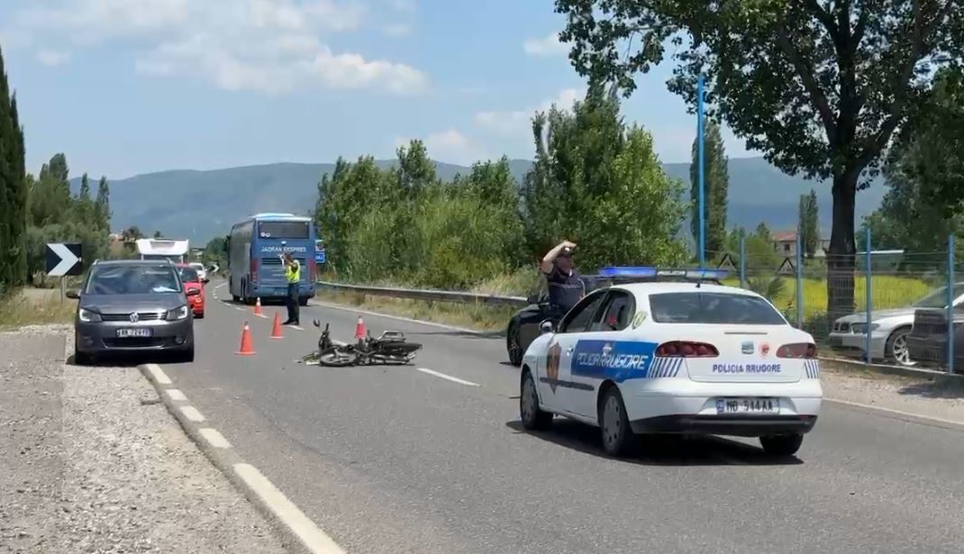 Aksident në aksin Lezhë-Shkodër, u përplas nga makina, përfundon në spital drejtuesi i motorrit 11 Capture 184