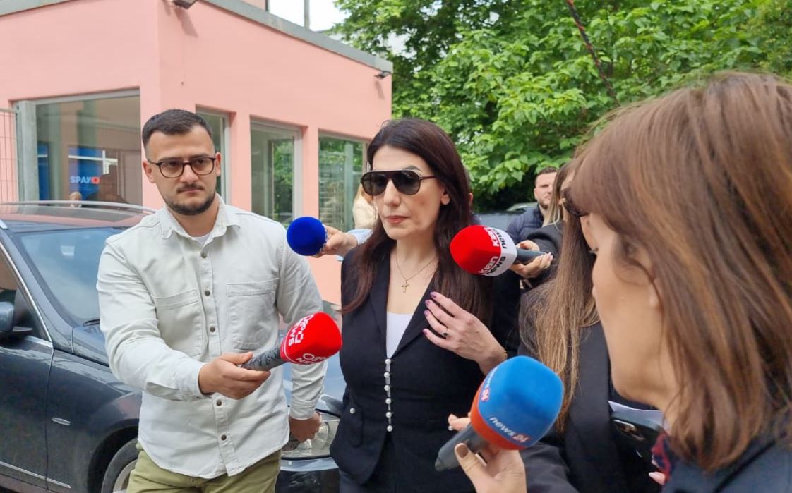 “A ndjeni përgjegjësi personale për atë çka ndodhi tek AKSHI?”, gazetarët “bombardojnë” me pyetje Karçanajn, ish-drejtoresha “kyç” gojën