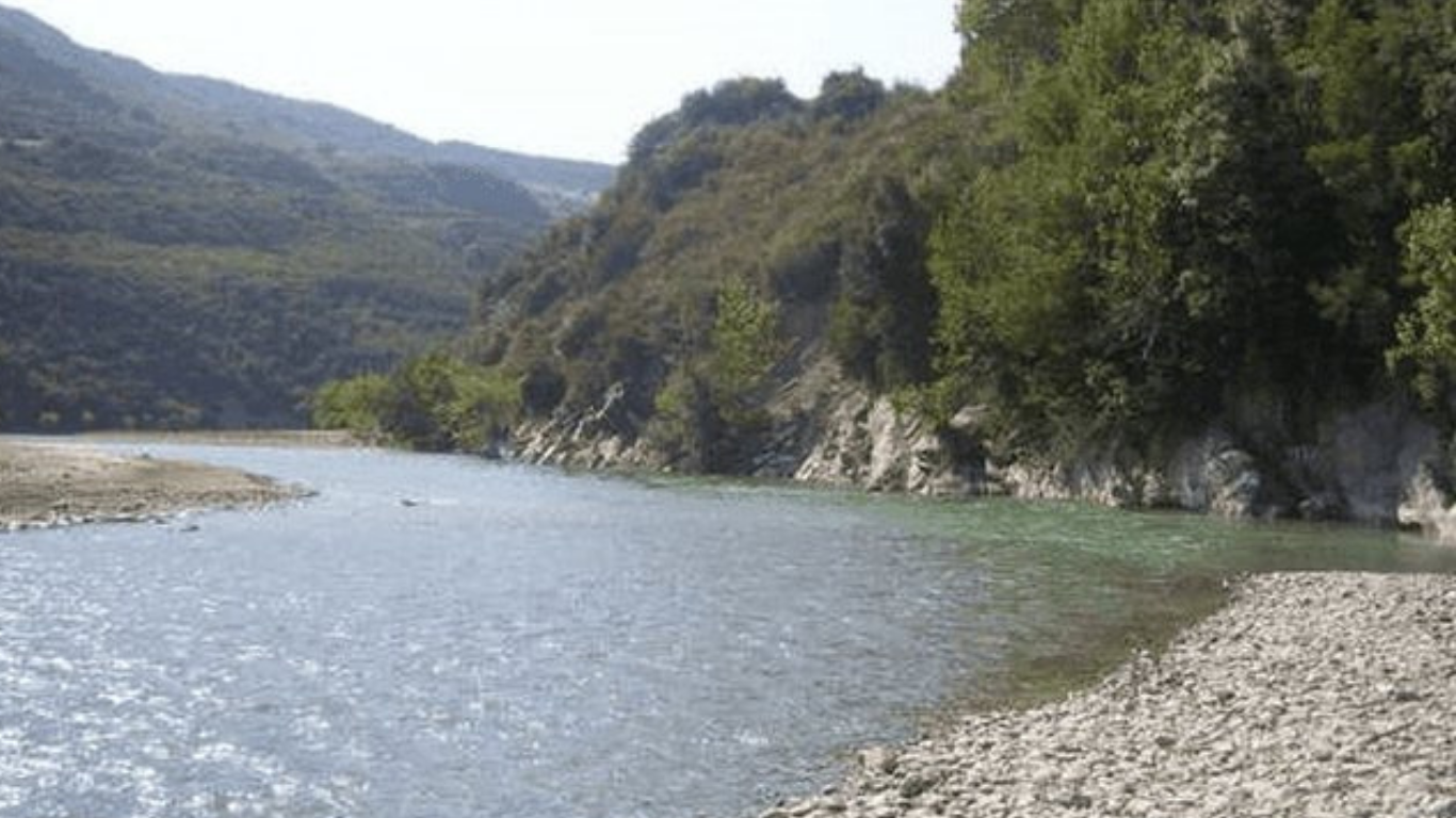Gjendet i mbytur 30-vjeçari në lumin Osum! Ishte larguar prej ditësh nga banesa