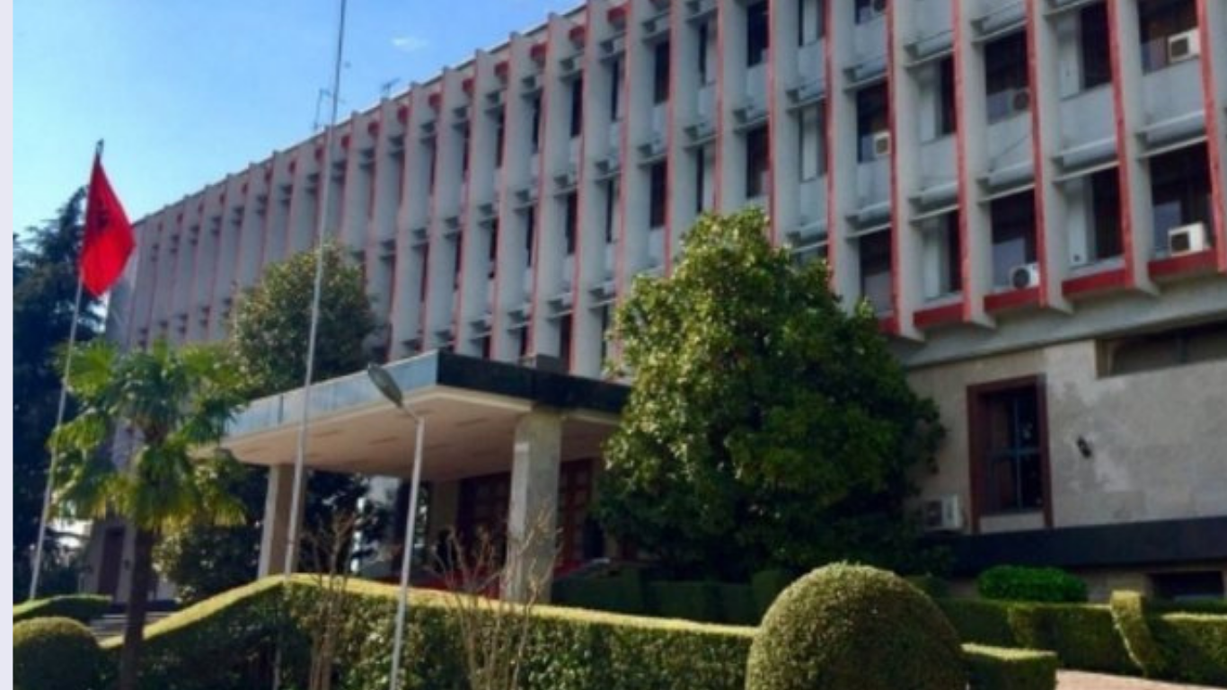 Rregulla të reja për të huajt, ja si do të funksionojë lëshimi i vizave nga MEPJ, ajo e Brendshme dhe SHISH