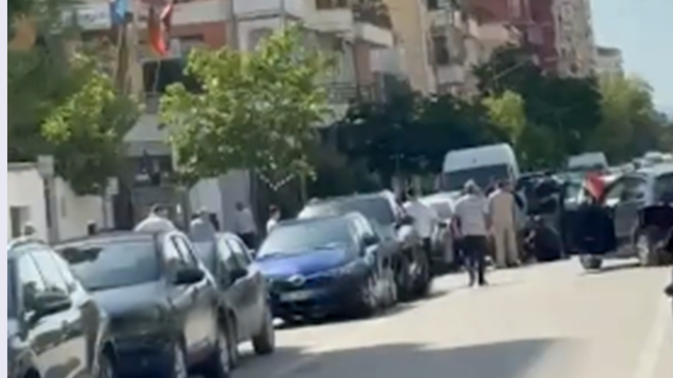 Aksident në Vlorë/ Makina përplas motorin, drejtuesi dërgohet me urgjencë në spital