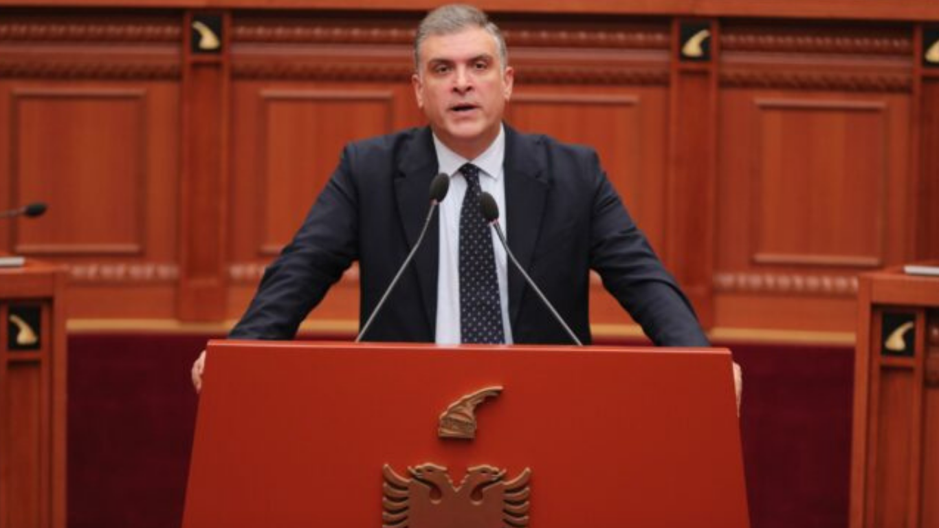 “Diella’ nuk i mbulon dot të vërtetat, dhe propagandën”/ Kuvend, Blushi: Edi Rama, e ka kthyer shtetin në pronë private
