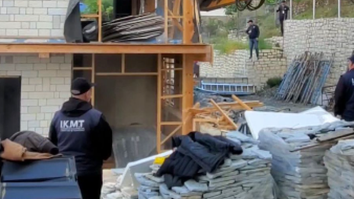 Fadromat “zbarkojnë” në Berat/ IKMT shemb objektin 3-katësh në zemër të zonës së mbrojtur