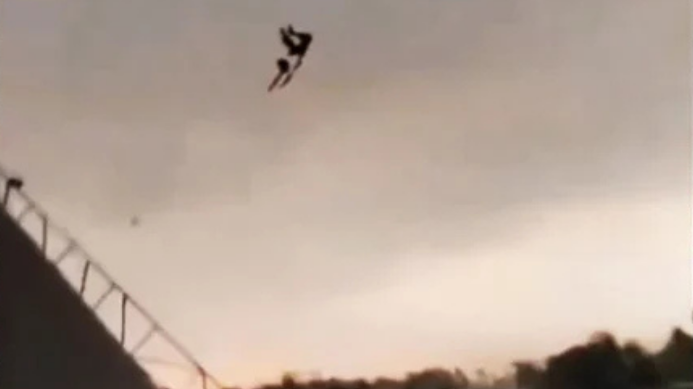 Video shokuese/ Stuhia, ngre në ajër burrin bashkë me hangarin metalik