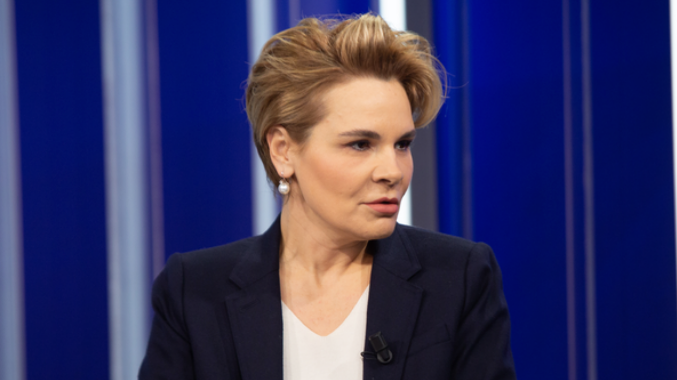 “Jam e papunë, mos më bini në qafë”, Monika Kryemadhi merr mbështetjen e Shoqatës së Grave të Divorcuara (VIDEO)