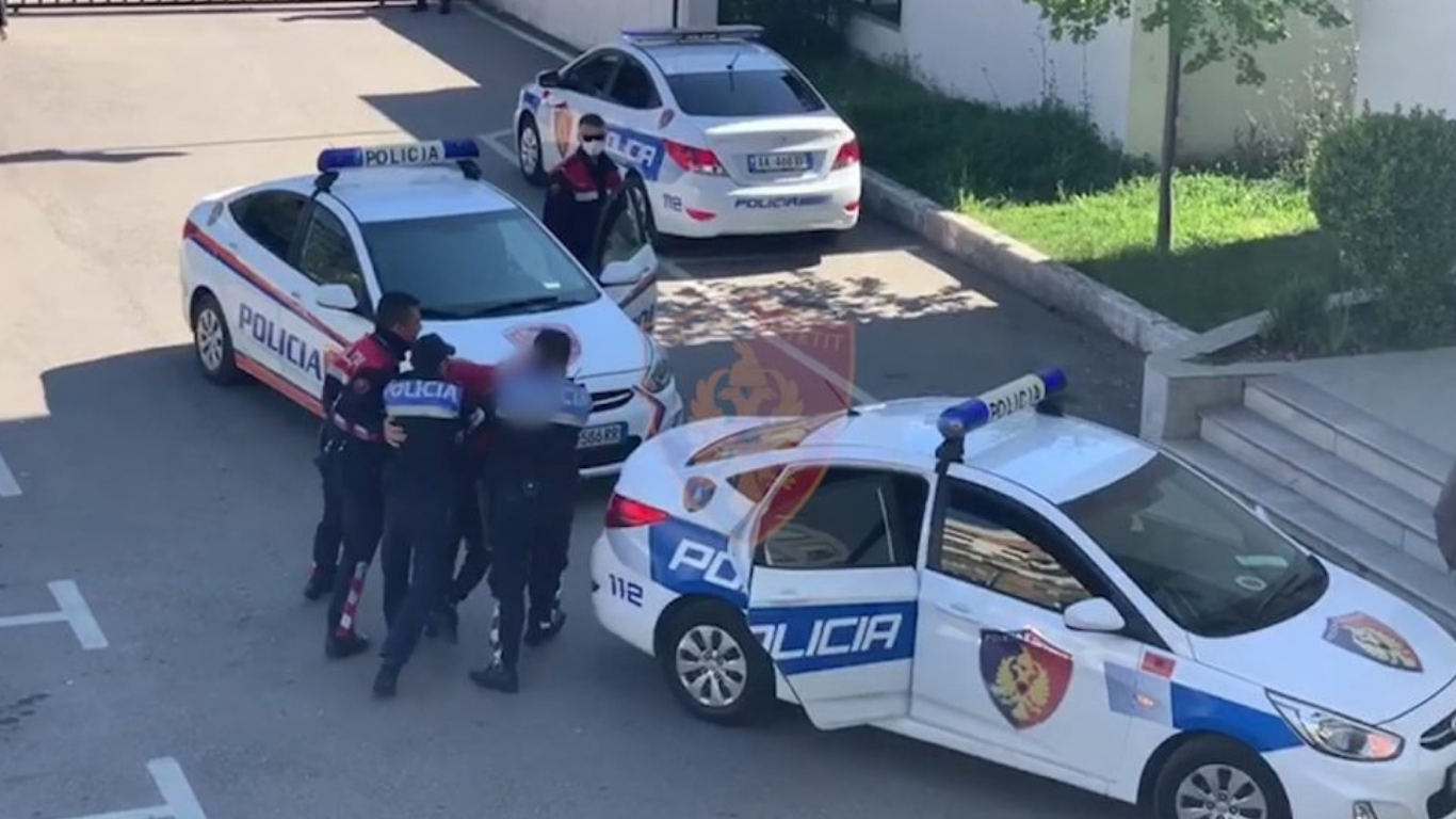 Grabitën para dhe bizhuteri në një apartament në Tiranë, arrestohen dy autorët /EMRAT