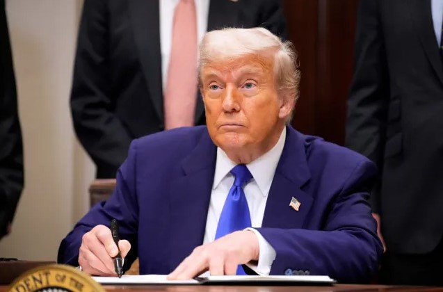“BE nuk iu përmbajt marrëveshjes”, Trump rrit në 25% tarifat për makinat dhe kamionët evropianë