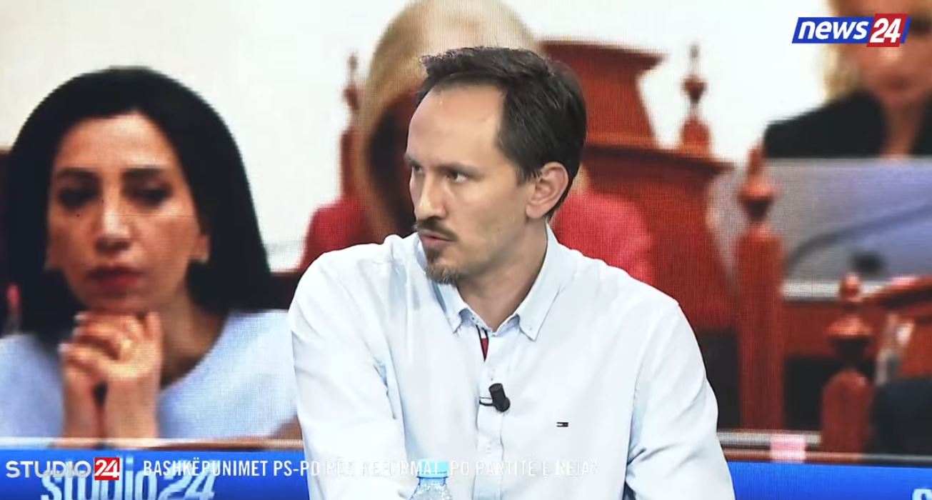 Raporti për integrimin/ Redi Muçi: Rama dhe Berisha kanë të njëjtën strategji! Njëri pret t’i bjerë pushteti në prehër, tjetri pret për…