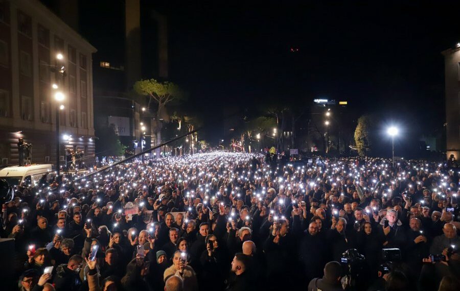 “Për të rrëzuar qeverinë e korruptuar!”/ Demokratët e Beratit nisen drejt Tiranës për protestën para Kryeministrisë