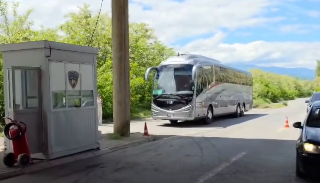 Protestë në Shkup për gjuhën shqipe, ndalohet autobusi me studentë nga Shqipëria
