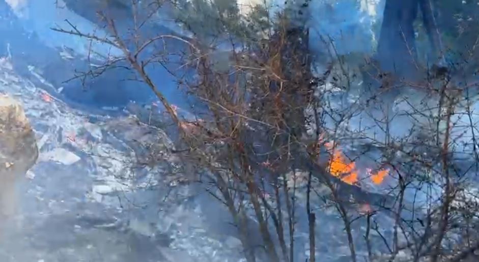 Zjarr te Rana e Hedhun, flakët rrezikojnë strukturat akomoduese të zonës 13 ewrwerewrewrewr