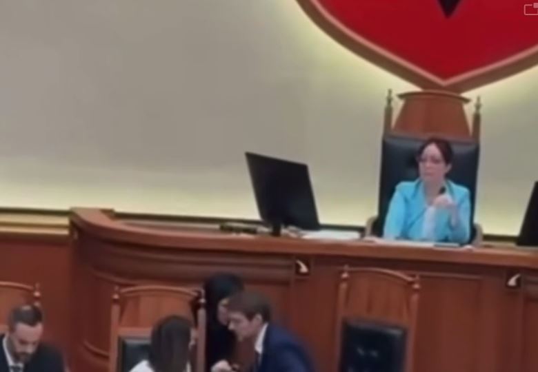 Moment i sikletshëm! Ministri i ‘zë’ vendin Ramës, punonjësja e Kuvendit i tërheq vëmendjen dhe…