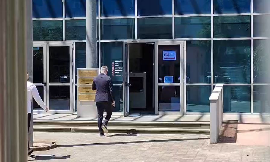 Në “arrest shtëpie” për skandalin e tunelit të Llogarasë/ Ish-vartësit e Ballukut, Gentian Gjyli dhe Erald Elezi paraqiten në GJKKO 6 gjyli ne spak 1