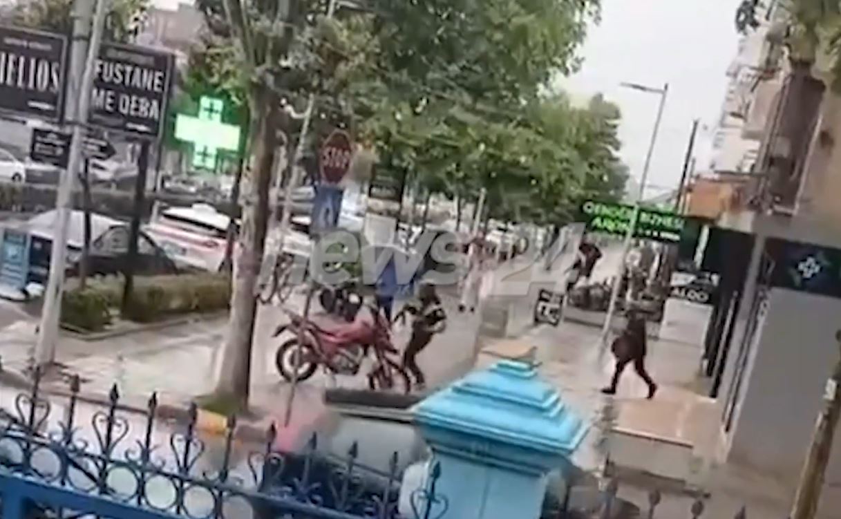 Grabitën argjendarinë në mes të ditës në Kamëz, një prej autorëve i armatosur me kallash. Ja momenti kur arratisen me motor
