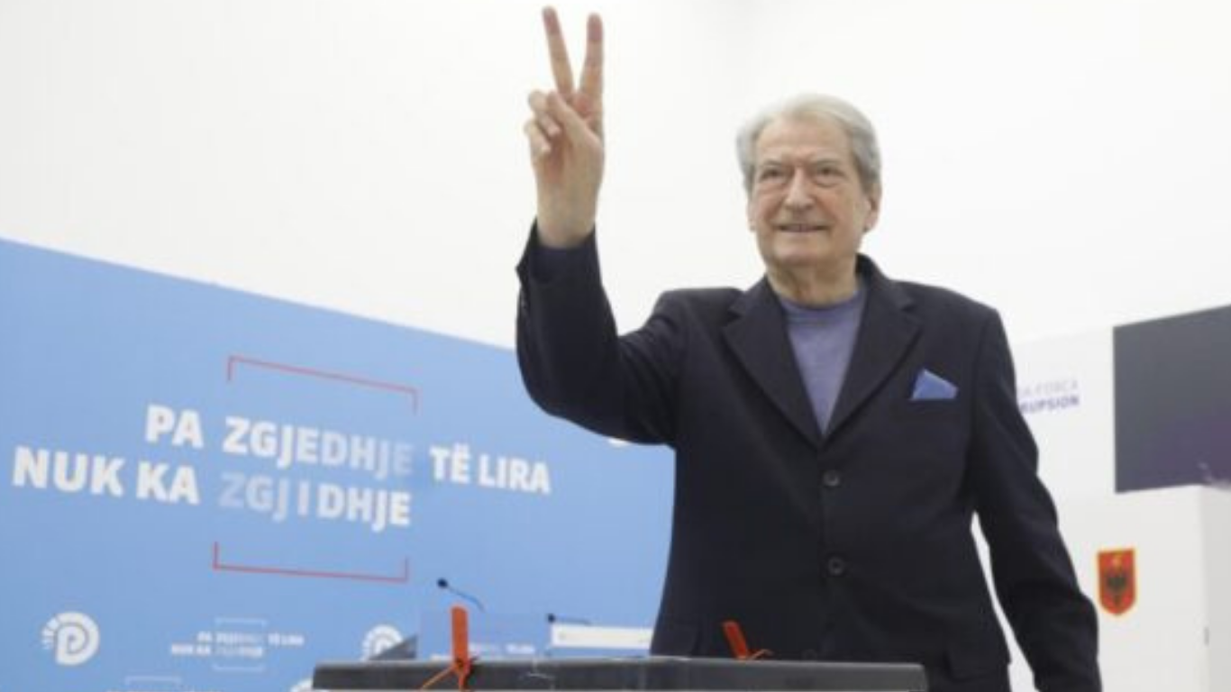 “Shpërthen” festa në seli: Berisha kryetar deri në 2030, 40 vjet në krye të PD