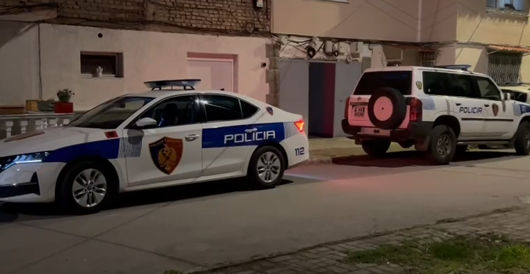 E rëndë në Korçë, 48-vjeçari i jep fund jetës duke u vetëvarur, u gjet nga… 11 polici naten