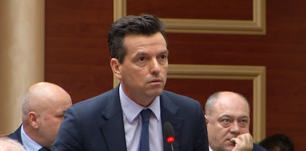 Agron Shehaj: Sa kohë do pranojmë të na vjedhin? Korrupsioni po mban Shqipërinë në varfëri