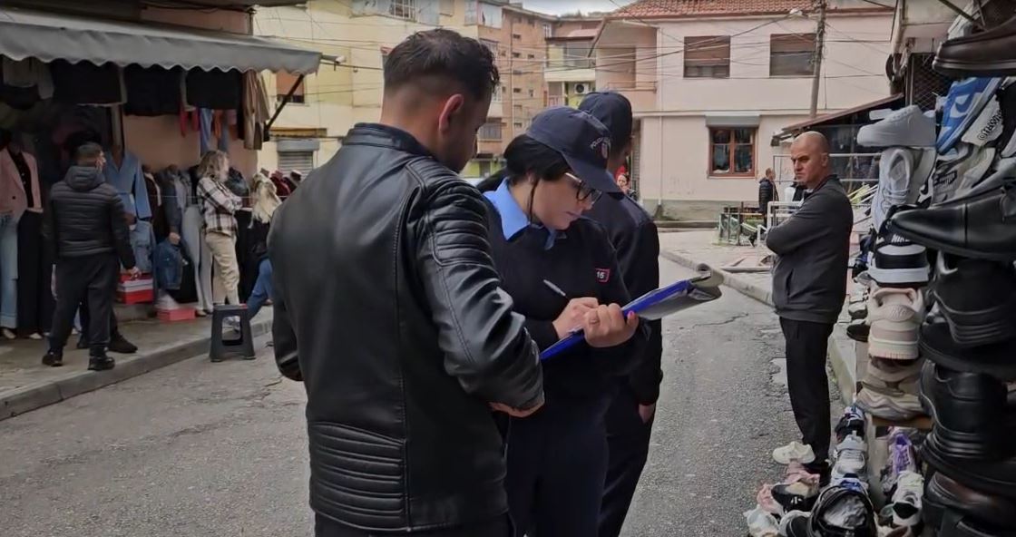 Tensione në tregun maqedonas në Korçë/ Tregtarët përplasen me inspektorët: Po na rrezikojnë aktivitetin