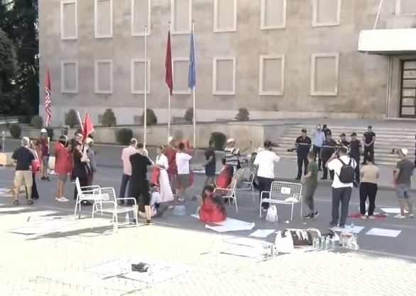 Kaluan natën para Kryeministrisë, policia kërkon largimin e protestuesve: Do të marrim masa! Qytetarët përgjigjen në kor: Rama jepe dorëheqjen! 15 121212 1