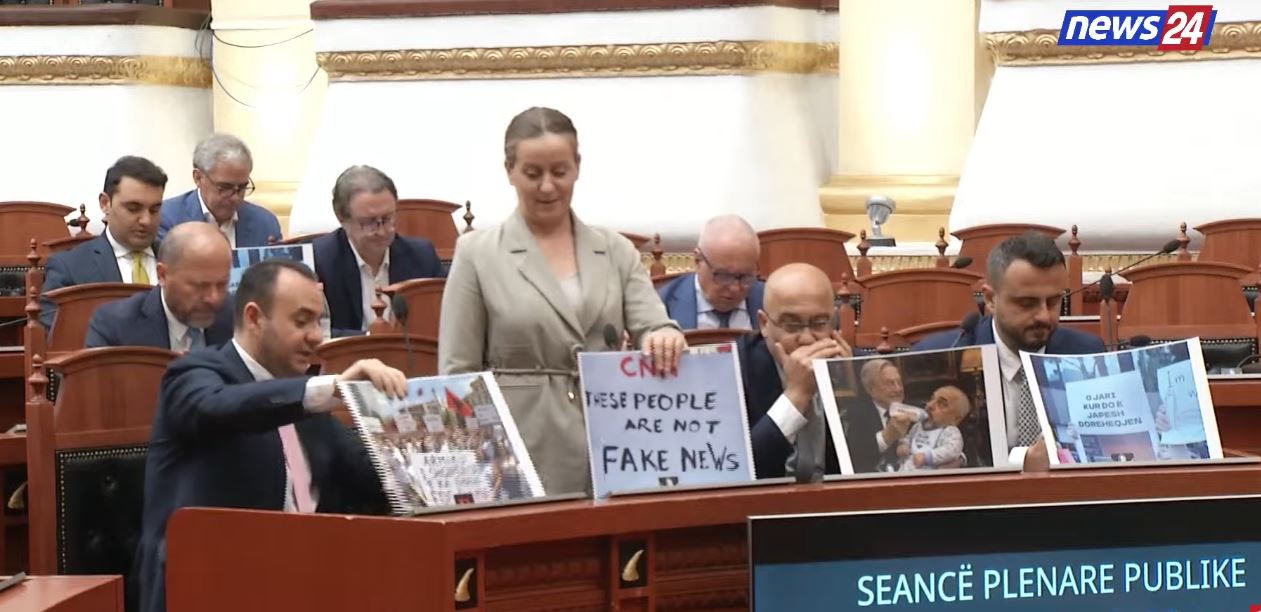 Prej 11 ditësh bulevardi plot qytetarë kundër kastës politike/ Deputetët e PD me pankarta në Kuvend: Armiku i Shqipërisë është Edi Rama 3 1212121 1