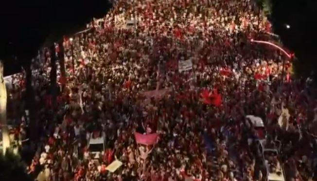 “Rama jepe dorëheqjen!”/ Shtetasit e huaj mahniten nga protesta e djeshme në Tiranë: Çmenduri! Shqiptarët janë fantastikë (VIDEO)
