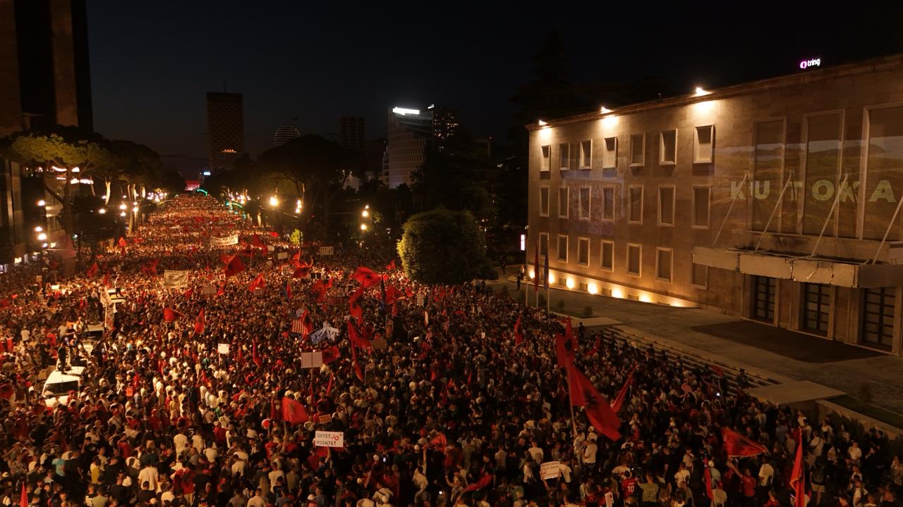 Eurodeputetët zbarkojnë në Shqipëri për protestat masive që kanë përfshirë vendin: Po vijmë të dëgjojmë qytetarët, JO institucionet!
