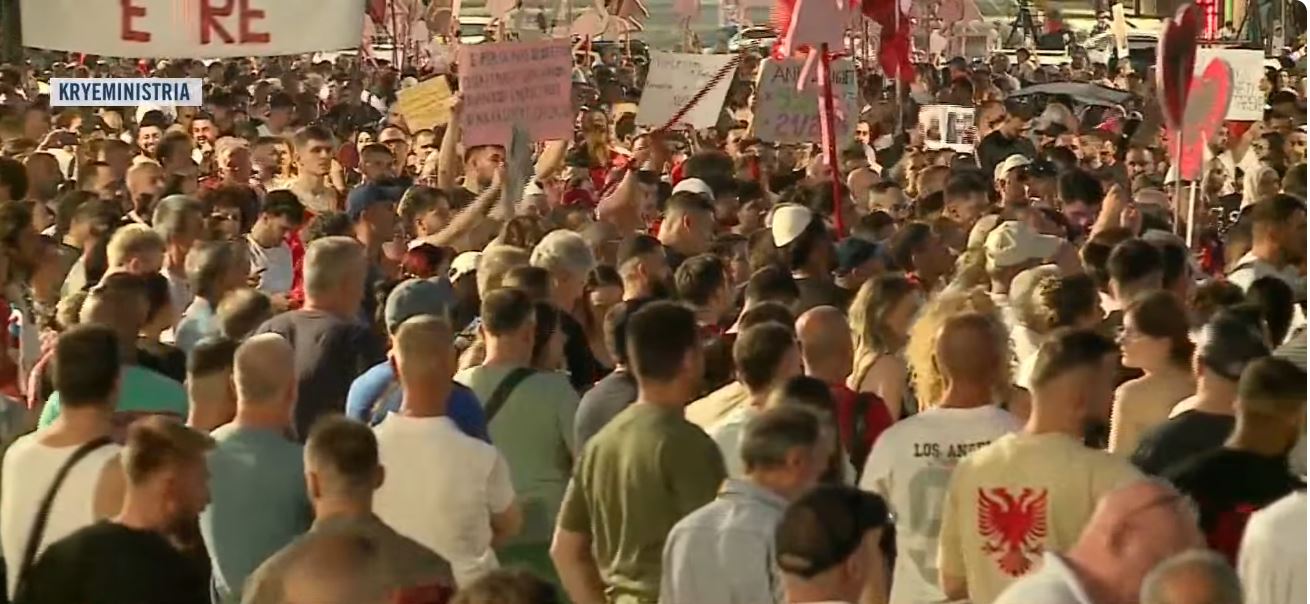 LIVE- “President i lodhur, Parlament analfabet”/ Qytetarët marshim-protestë, shqiptarët të palëkundur në kërkesat e tyre: Rama dorëhiqu! Poshtë patronazhistët! 2 29999999999999999