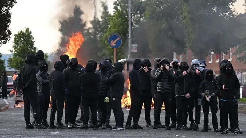 “Po nxjerrin emigrantët nga shtëpitë”, Trazira dhe sulme raciste në Irlandën e Veriut, digjen banesa dhe automjete! Belfasti përfshihet në flakë