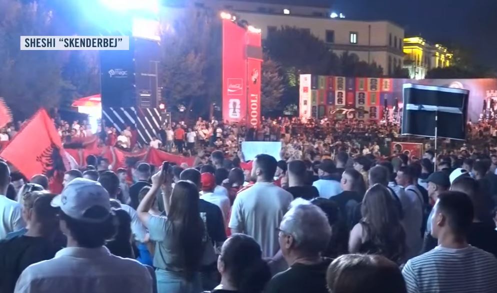 “Rama ik!” mbi gola e brohoritje/ Turma masive e protestuesve mësyn në ‘Fan Zone’ në Sheshin ‘Skënderbej’, thirrjet për dorëheqje mbytin atmosferën e Botërorit 7 324325345