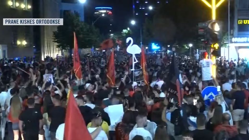 Marshimi në rrugët e Tiranës vijon pa shenja ndalimi  Protestuesit nuk tërhiqen në revoltën kundër qeverisë  Rama ik  jep dorëheqjen 