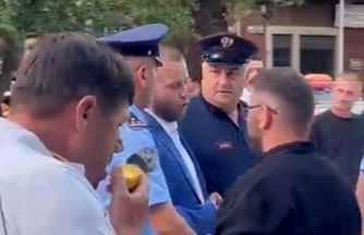 Deputeti i PS, Ardit Bido fyen dhe provokon protestuesit, i quan ‘egërsi publike’
