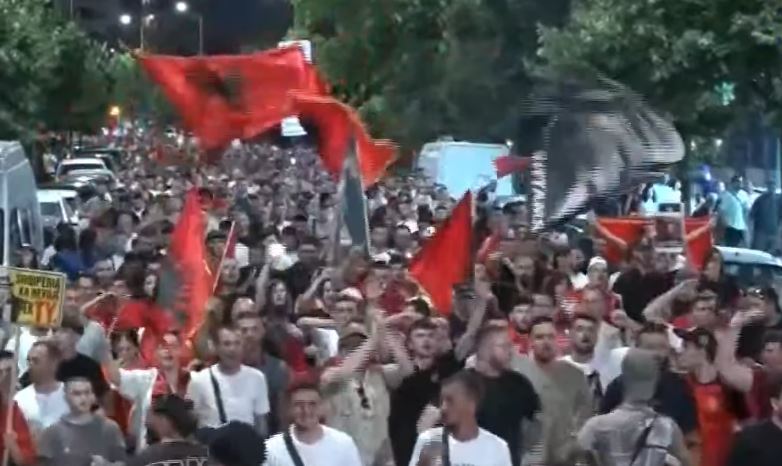 19-të ditë revoltë! Protestë dhe marshim masiv në rrugët e Tiranës, qytetarët: Kërkesa për dorëheqjen e Ramës, e panegociueshme!
