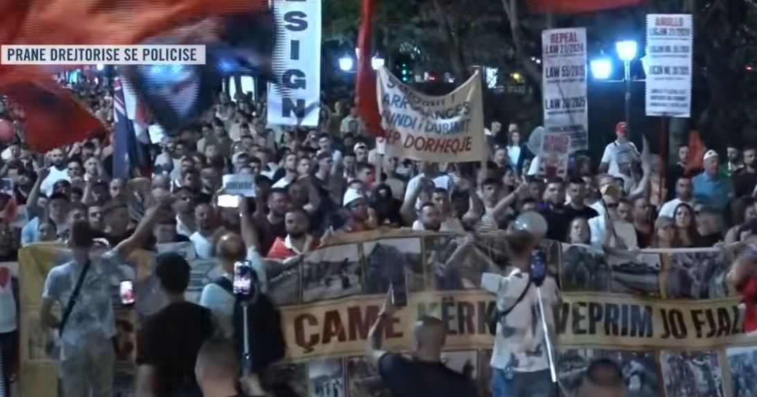 “Ju erdhi fundi!” – Protestuesit të vendosur, marshim kilometrik në kryeqytet në ditën e 28-të radhazi, thirrje të prera për dorëheqjen e Ramës (VIDEO) 4 56756757567