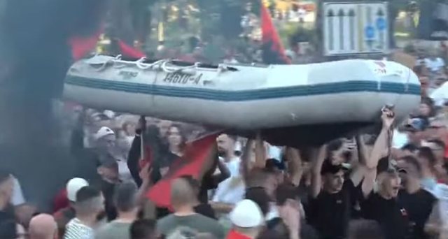 Të rinjtë “çajnë” turmën e protestës me gomone! Protestuesit sjellin simbole të emigrimit (FOTO)