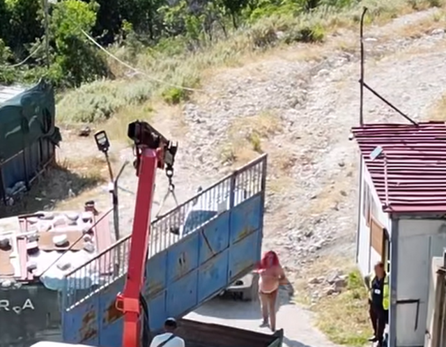Hiqet dy ditë para protestës, porta e hekurit dhe gardhi që prej vitesh ndalonte hyrjen në plazhin e Kakomesë