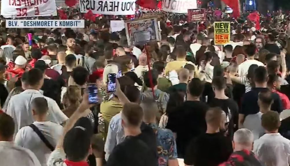 Marshim masiv i protestuesve, Bulevardi “Dëshmorët e Kombit” tejmbushet nga qytetarët