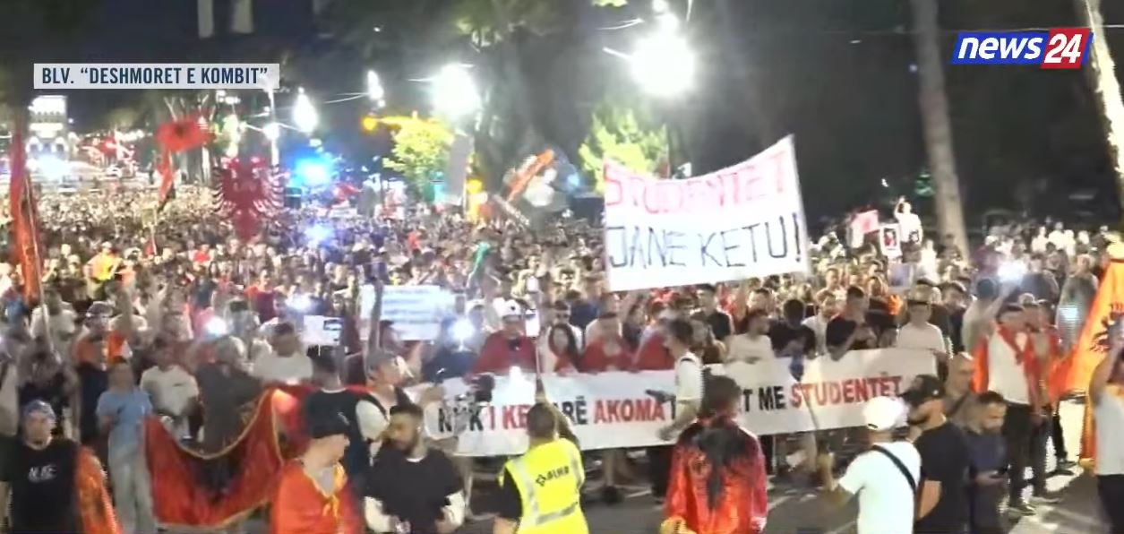 Pamje të jashtëzakonshme nga Tirana! Marshimi masiv i protestuesve rikthehet në bulevard: Nuk ka kthim pas! Rama ik! 8 666666666666