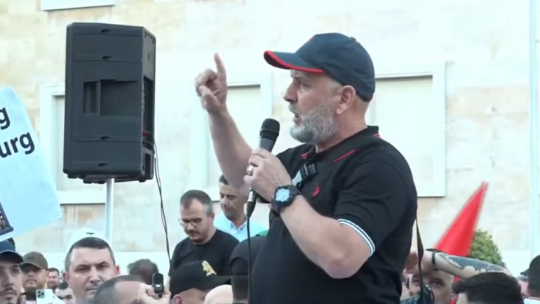 “Populli si dragoi”/ Protesta për Zvërnecin, Alfred Çako: Sot këtu vendoset fati i 15 viteve të pakta, i atyre që…